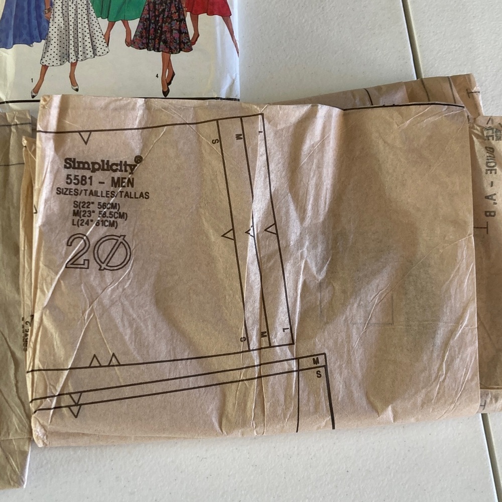 7 Vintage Dress Patterns + 4 Mystery Unpackaged Patterns - Picture 9 of 12